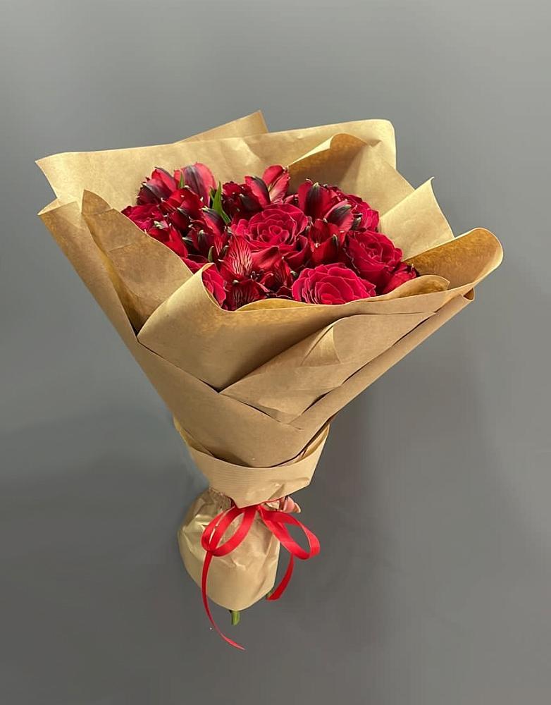 Букет цветов из: Альстромерии и Розы в Песчаном