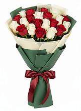 Букет Микс из красных и белых роз в Песчаном