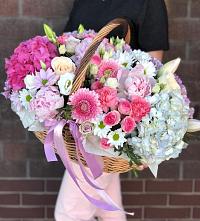 Композиция солнечный день в Песчаном Цветочная композиция из Розы, Хризантемы, Пионы и Лизиантусы в корзине в Песчаном