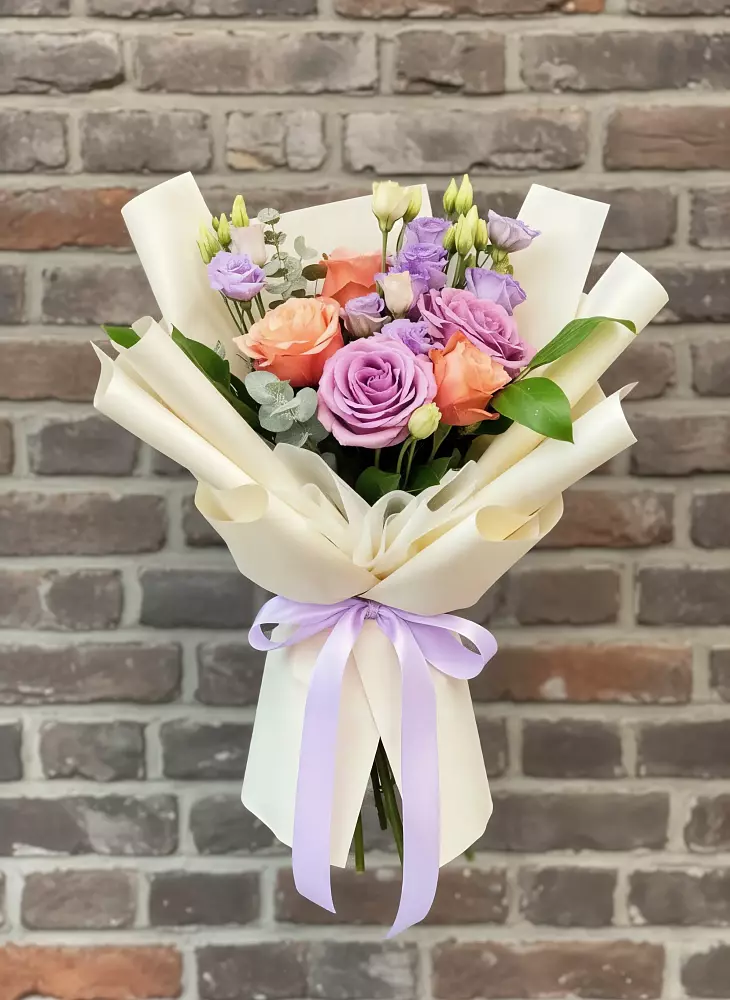 Букет цветов из: Лизиантусы и Розы в Песчаном