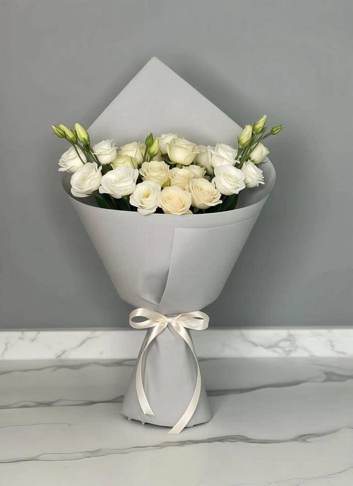 Букет цветов из: Розы и Лизиантусы в Песчаном