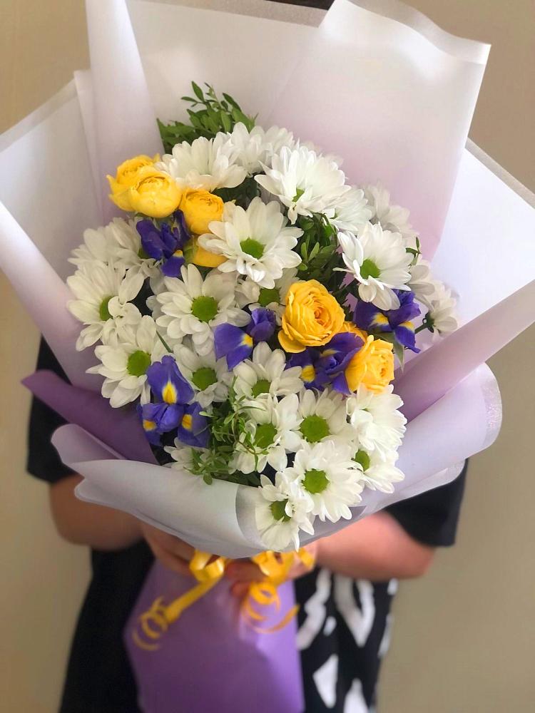 Букет цветов из: Ирисы, Хризантемы и Розы в Песчаном