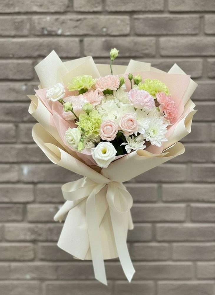 Букет цветов из: Гвоздики, Розы, Лизиантусы и Хризантемы в Песчаном