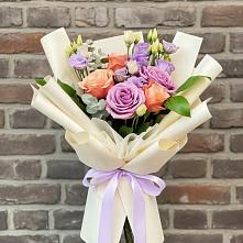 Букет цветов из:  Лизиантусы и Розы в Песчаном