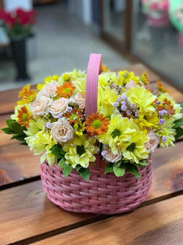 Цветочная композиция из Хризантемы и Розы в корзине в Песчаном