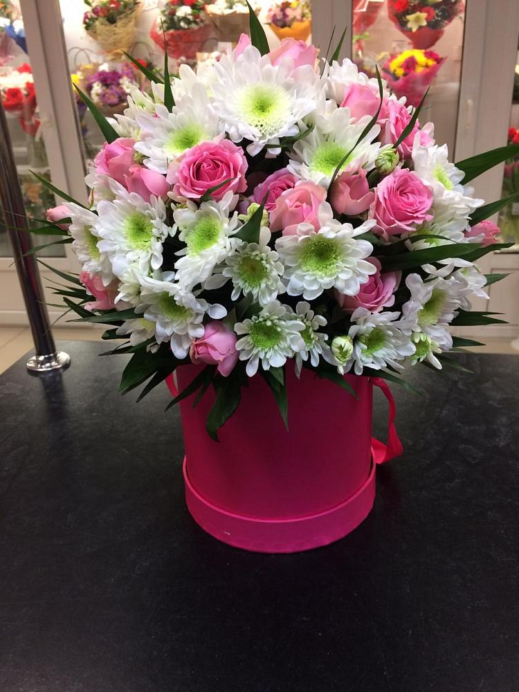 Цветочная композиция из Розы и Хризантемы в шляпной коробке в Песчаном