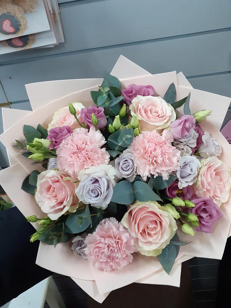 Букет цветов из: Розы, Гвоздики и Лизиантусы в Песчаном