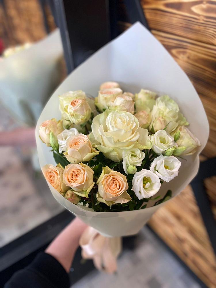 Букет цветов из: Розы и Лизиантусы в Песчаном